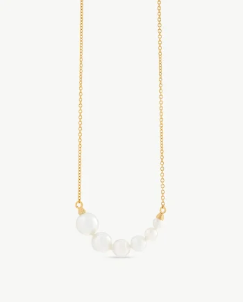 Colar dourado com pérolas pequenas