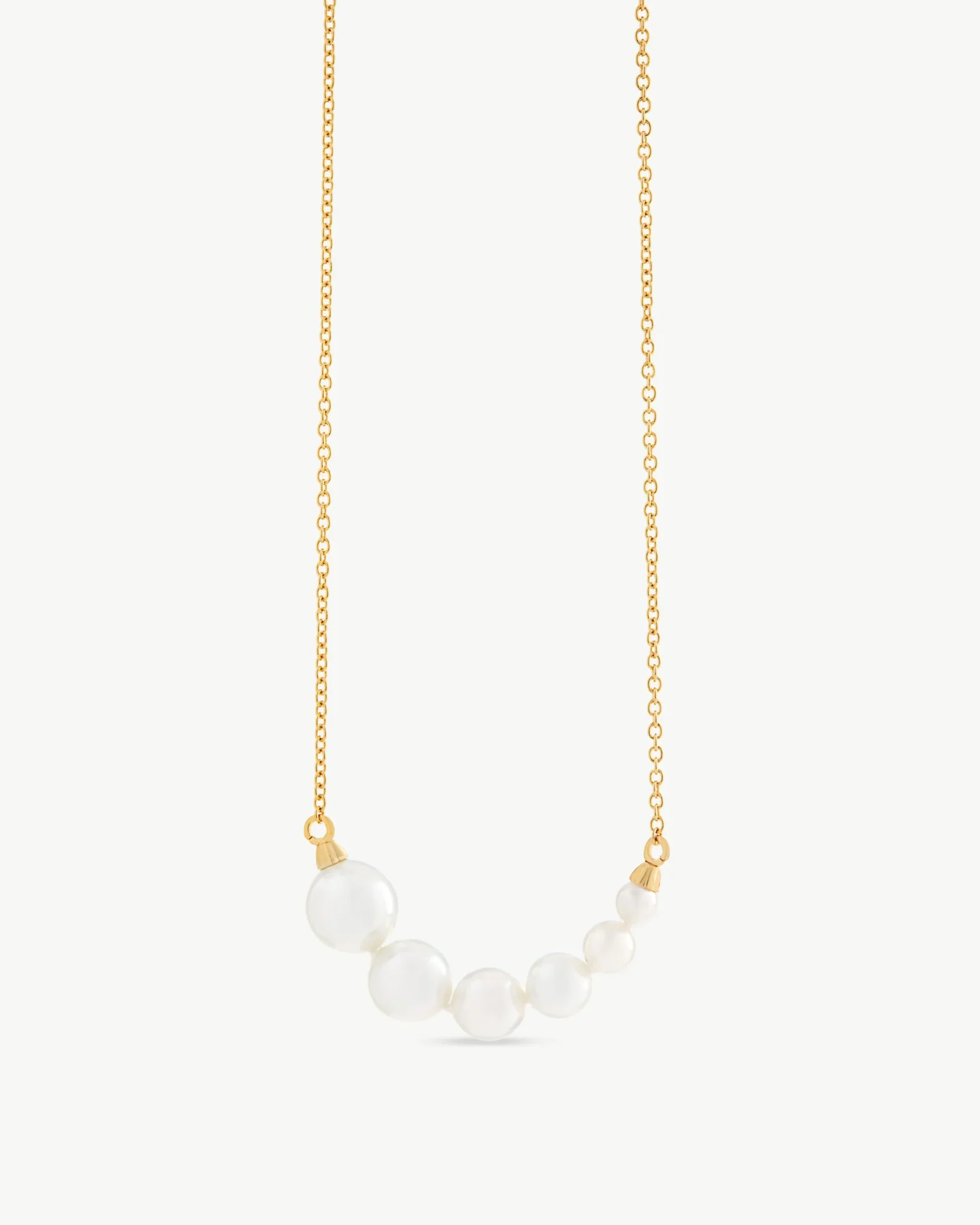 Colar dourado com pérolas pequenas